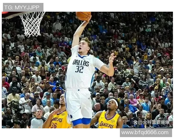 镜头捕捉：独行侠赛场小动作引发热议