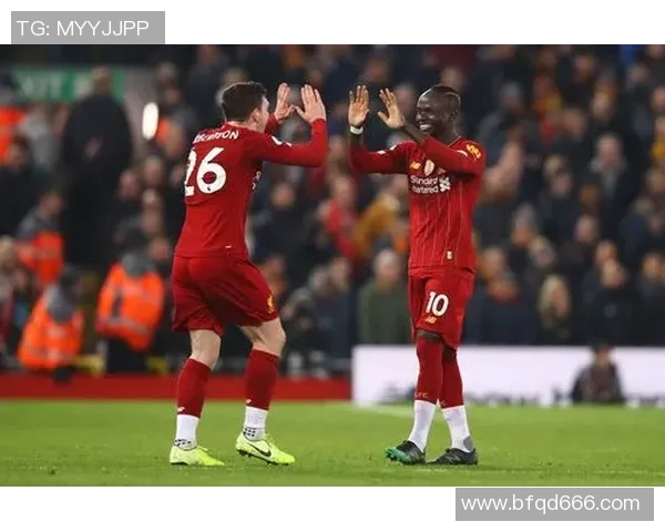 德布劳内赛场突发小插曲裁判冷静处置引发球迷热议